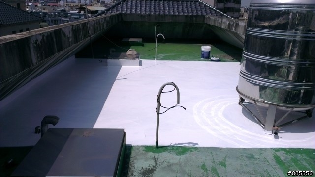 塗刷第二道屋頂防水漆